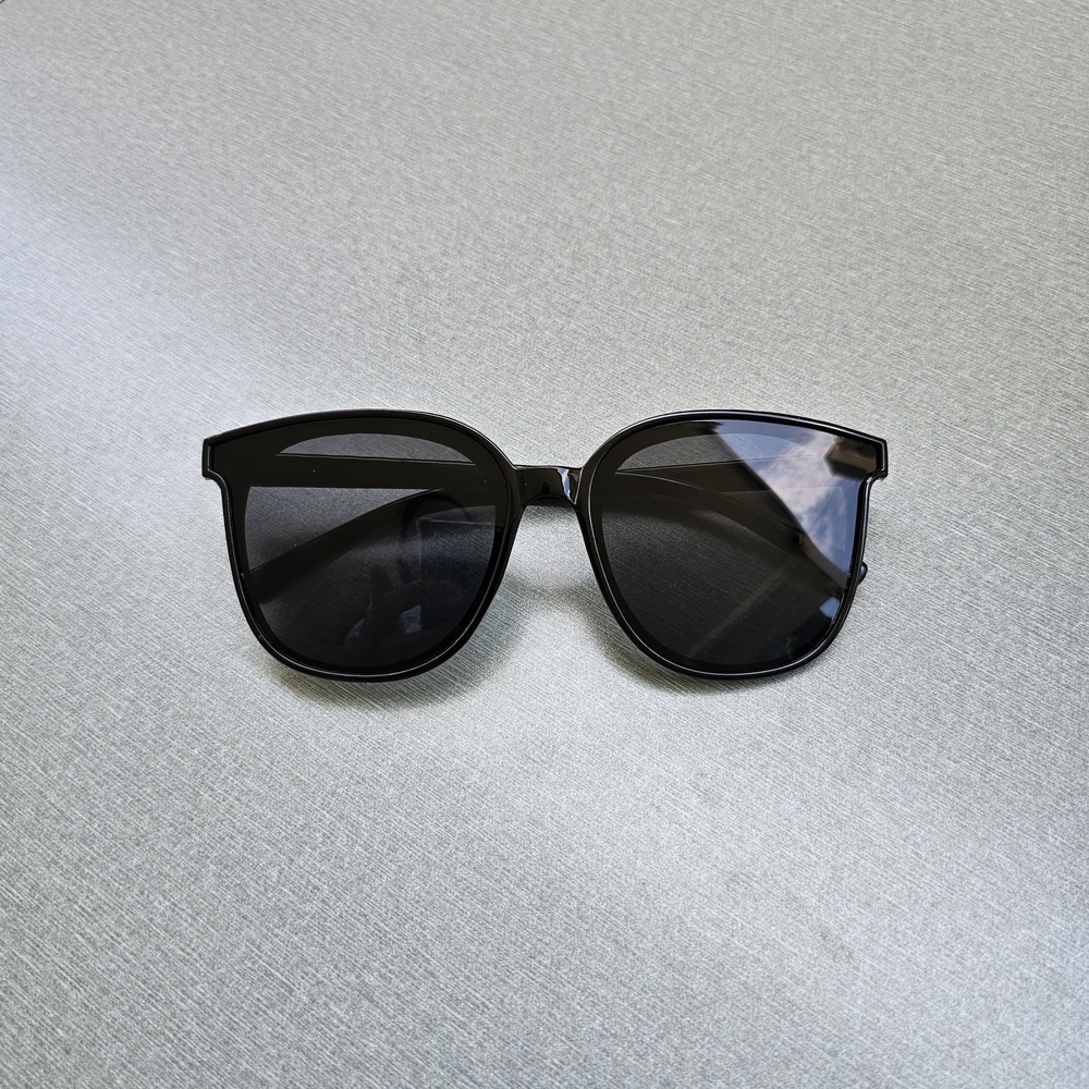 Man's Elegant Black Watch, Sunglasses, and Wallet Set - Picture 7 of 12